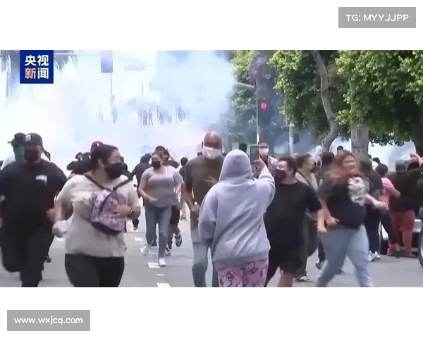 巴西圣保罗州联赛决赛爆发骚乱 警方用催泪瓦斯驱散球迷 巴西圣保罗州联赛决赛爆发骚乱 警方用催泪瓦斯驱散球迷